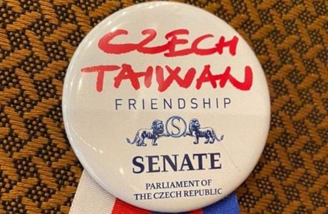 Senátní „placka“ s nápisem český Tchaj-wan.
