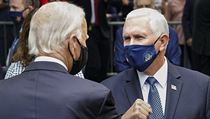 Biden a Pence se místo stisknutí ruky kvůli koronaviru pozdravili jen dotykem...