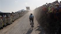 V závěru osmnácté etapy absolvovali cyklisté pasáž po šotolině.