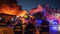 Hasiči v Plzni bojují s rozsáhlým požárem opuštěného areálu v Přeštické ulici.