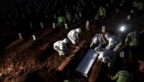 Pohřbívání osob zesnulých na covid v hlavní městě Indonésie Jakartě, která leží...
