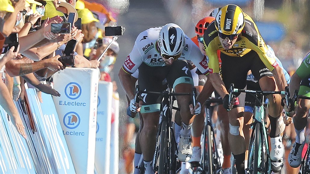 Peter Sagan a Wout Van Aert v závěrečném spurtu 11. etapy Tour de France