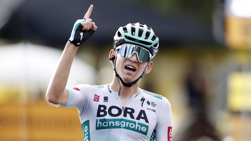 Nmecký cyklista Lennard Kamna slaví vítzství v estnácté etap Tour de France.