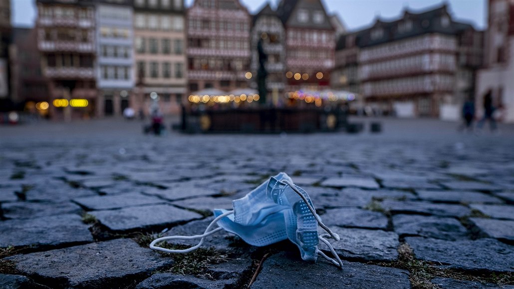 Rouška na náměstí ve Frankfurtu. Místo obvykle bývá zaplněné turisty.