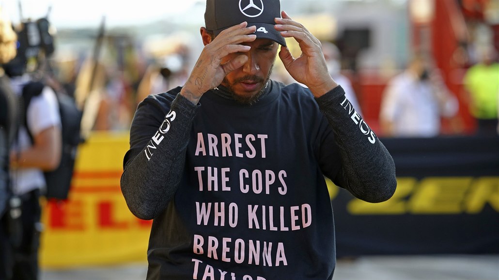 Lewis Hamilton znovu vyjádřil podporu v boji proti rasismu.