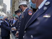 Mike Pence bhem setkání s newyorskými hasii, kteí 11. záí 2001 zasahovali u...