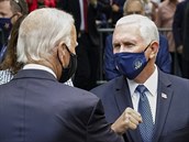Biden a Pence se místo stisknutí ruky kvli koronaviru pozdravili jen dotykem...