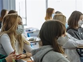 Studenti Gymnázia na Zatlance nosí pi výúce rouky.