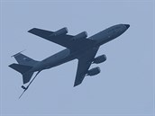 Tanker KC-135 pi pi peletu nad Prahou bhem akce Dny NATO, které...
