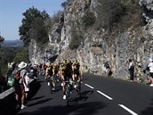 Tým Jumbo - Visma drí i po patnácté etap Tour de France lutý dres.