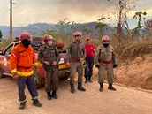 Ptilenný hasiský tým na poáry v oblasti Sao Felix do Xing v brazilském...