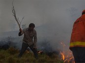 Zemdlec pomáhající hasim uhasit pdu, kterou sám zapálil v oblasti Sao...