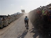 V závru osmnácté etapy absolvovali cyklisté pasá po otolin.