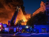Hasiči bojovali s rozsáhlým požárem opuštěného domu v Plzni, vyhlásili nejvyšší stupeň poplachu
