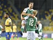 Hrái Jablonce Tomá Ladra a Jaroslav Zelený se radují z gólu.