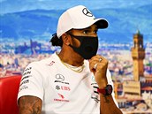 Lewis Hamilton na tiskové konferenci po Velké cen Toskánska.