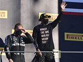 Lewis Hamilton nehodlá skonit s protesty v boji proti rasismu.
