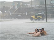Hurikán Sally uvznil dv osoby na zaplaveném parkoviti.