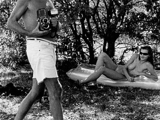 Se Sylvií. Helmut Newton v roce 1981 ve francouzském Ramatuelle na Azurovém...