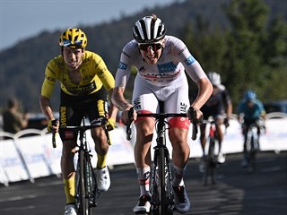 Tadej Pogaar ve finii patnct etapy Tour de France pedil Primoe Roglie.