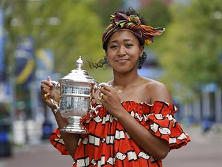 Naomi sakaov pzuje s trofej pro vtzku US Open.