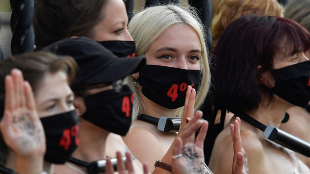 eny z ekologického hnutí Extinction Rebellion (Vzpoura proti vyhynutí) pi...