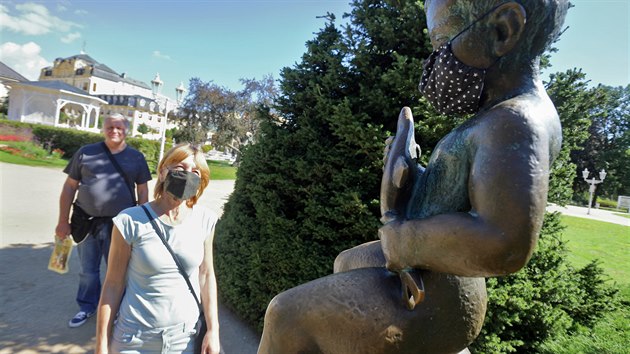 Lázentí hosté u sochy Frantika v rouce