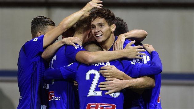 Mojmír Chytil se raduje se spoluhrái z tetího gólu Olomouce.