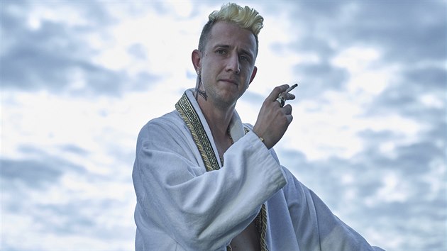 Herec Jakub �táfek jako fotbalový pr��vihá� Julius Lavi Lavický v seriálu...