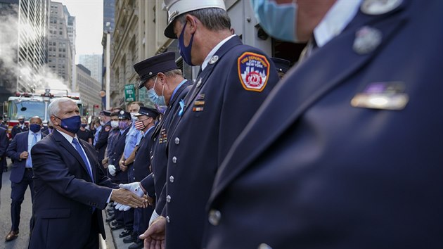 Mike Pence během setkání s newyorskými hasiči, kteří 11. září 2001 zasahovali u...