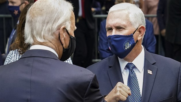 Biden a Pence se místo stisknutí ruky kvli koronaviru pozdravili jen dotykem...