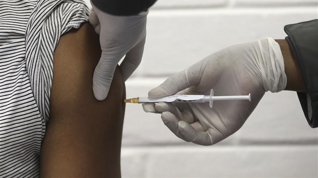 Dobrovolník se nechává okovat testovanou vakcínou proti koronaviru v...