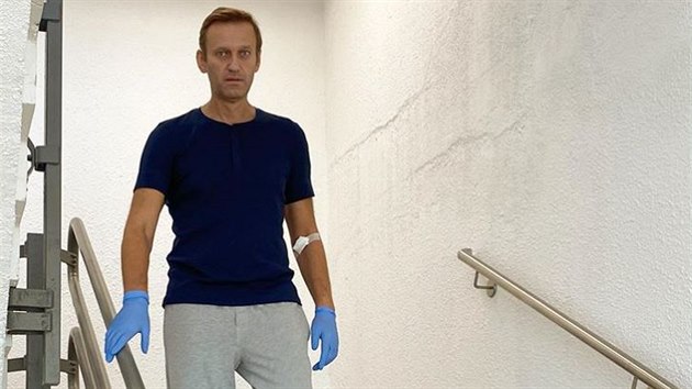 Alexej Navalnyj bhem pobytu v nemocnici.
