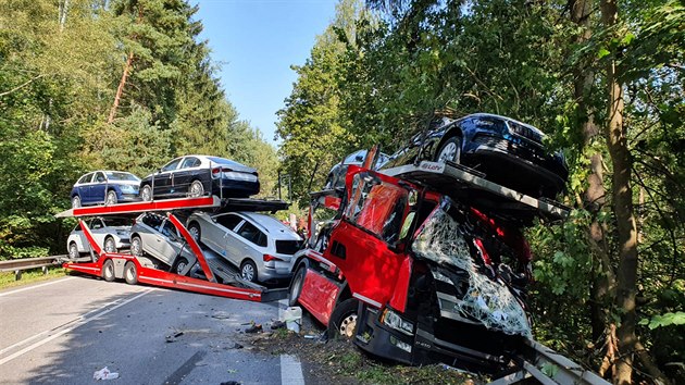 Silnici u Raníova na Jihlavsku zablokovala 14. záí 2020 dopravní nehoda....