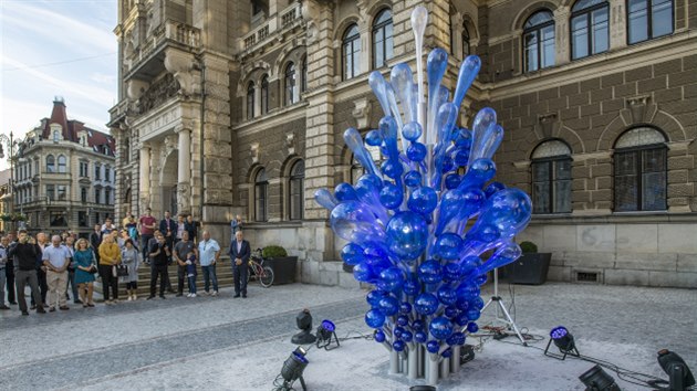 Skleněná plastika od výtvarníka Jiřího Pačinka na libereckém náměstí.