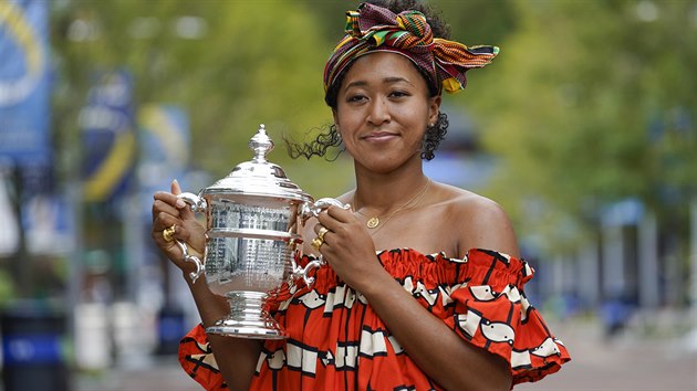 Naomi Ósakaová pózuje s trofejí pro vítzku US Open.