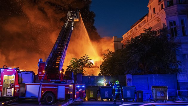 Hasiči v Plzni bojují s rozsáhlým požárem opuštěného areálu v Přeštické ulici.