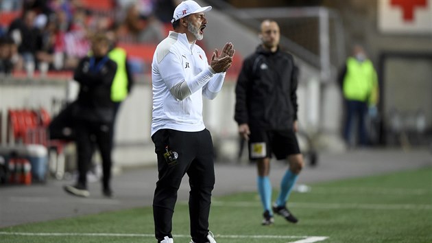 Trenér Slavie Jindich Trpiovský.