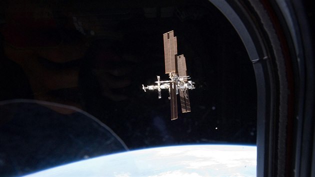 Pohled na stanici ISS ze vzdalujícího se raketoplánu Atlantis