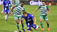 Zleva Ibrahim Keita z Bohemians, David Houska z Olomouce a Josef Jindiek z...