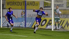 Mojmír Chytil se raduje z tetího gólu Olomouce, vlevo je jeho spoluhrá Pavel...