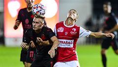 Petr evík ze Slavie (druhý zleva) a Emil Tischler z Pardubic.