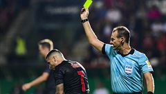 Nicolae Stanciu ze Slavie dostává lutou kartu.