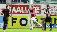 Autor prvního gólu Pardubic Emil Tischler se raduje.