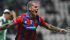 Zdenk Ondráek z Plzn se raduje ze svého prvního gólu.