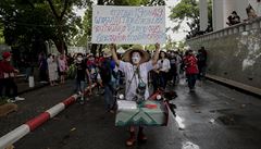 Aktivisté v Bangkoku zahájili masivní protivládní demonstraci, v den výročí tamního převratu