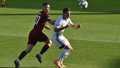 Ladislav Krejí a Vojtch Smr v souboji o balon.