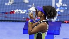 Naomi Ósakaová s trofejí pro vítězku US Open. | na serveru Lidovky.cz | aktuální zprávy