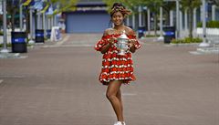 Naomi Ósakaová pózuje s trofejí pro vítzku US Open.