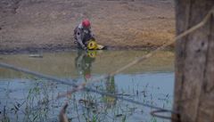 Hasi� nabírající si vodu do batohu v oblasti Sao Felix do Xing v brazilském...